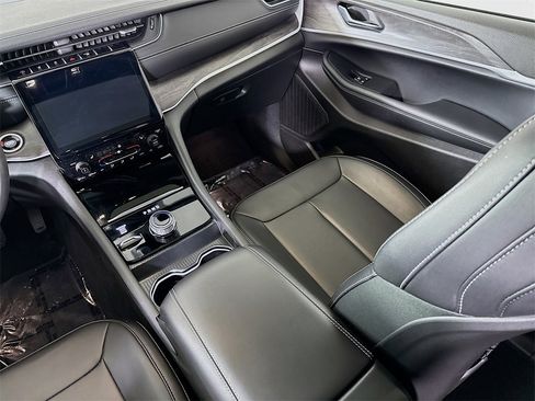 Certified 2025 Jeep Grand Cherokee Limited w/ Black Appearance Package image 26