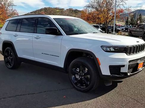 New 2025 Jeep Grand Cherokee L Altitude image 2