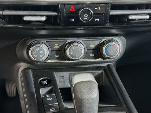 Used 2025 Nissan Kicks SV AWD/4WD image 24