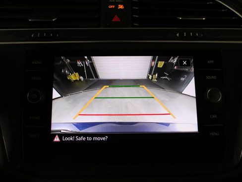 Used 2022 Volkswagen Tiguan SE w/ Panoramic Sunroof Package image 29