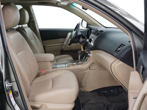 Used 2012 Toyota Highlander SE w/ Tow Pkg AWD/4WD image 10