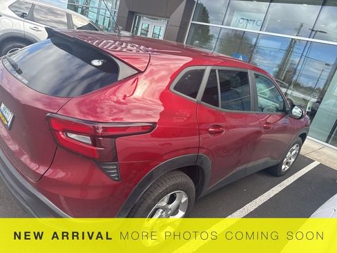 Used 2024 Chevrolet Trax LS w/ LS Convenience Package image 6