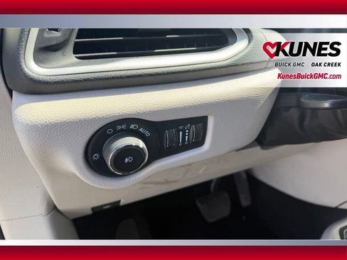 Used 2023 Chrysler Pacifica Touring-L FWD image 13