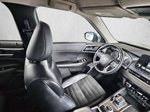 Used 2024 Mitsubishi Outlander SE FWD image 2