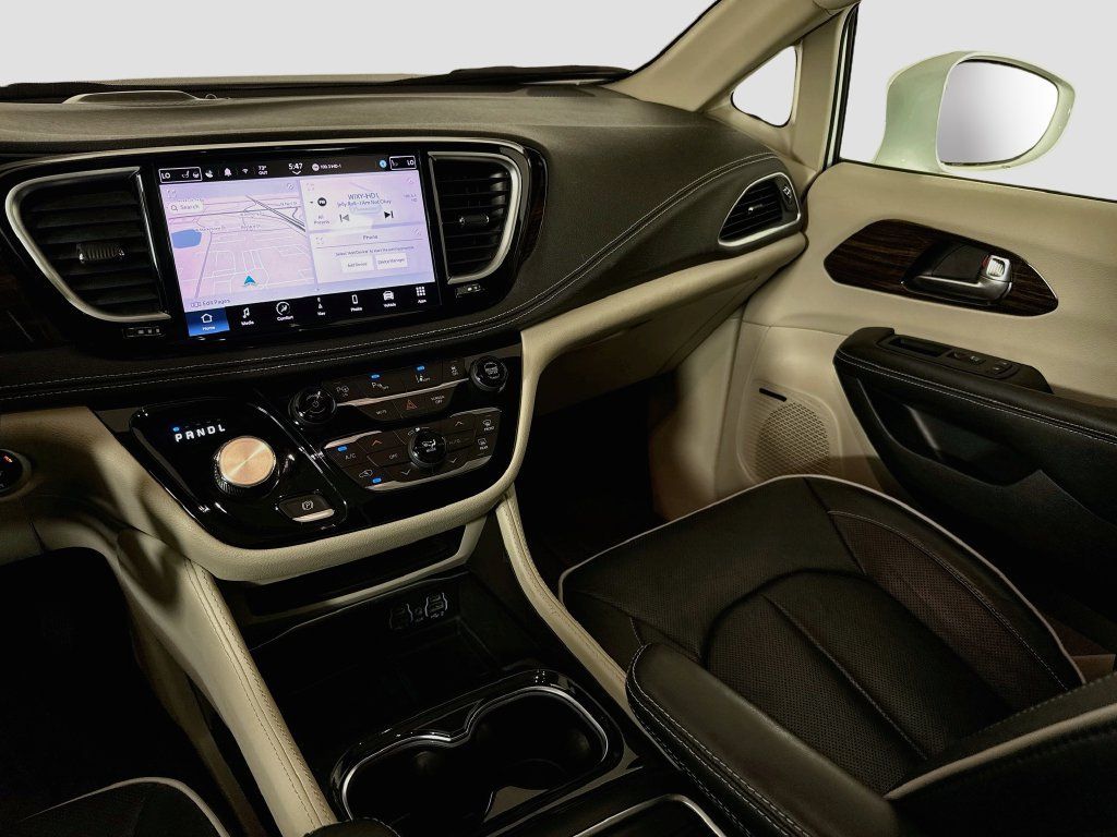 Used 2022 Chrysler Pacifica Limited FWD image 25