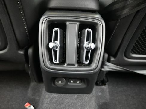 Certified 2025 Volvo XC40 B5 Core image 17