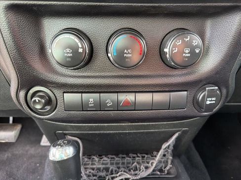 Used 2015 Jeep Wrangler Sport w/ Quick Order Package 24S AWD/4WD image 28