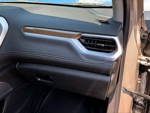 Certified 2023 GMC Acadia SLE image 16