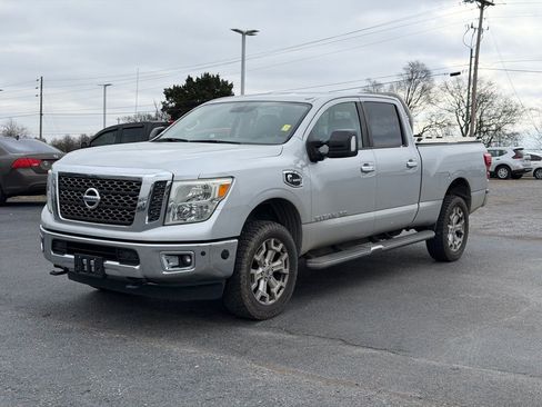 Used 2016 Nissan Titan SV image 11