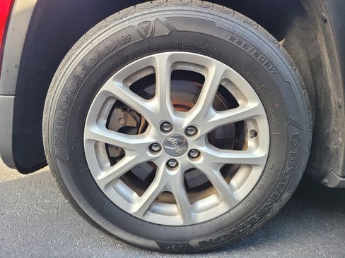 Used 2015 Jeep Cherokee Sport w/ Sport Appearance Group image 8