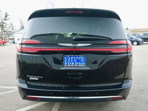 Used 2024 Chrysler Pacifica Touring-L image 5