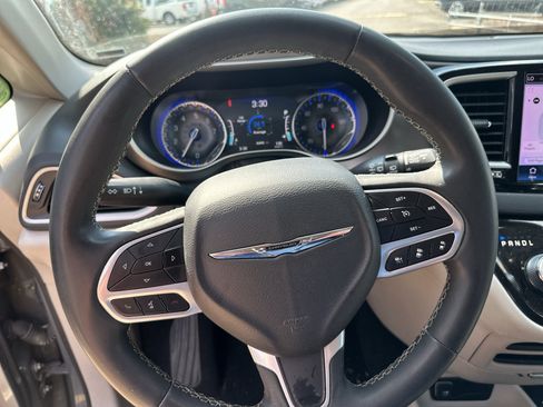 Used 2023 Chrysler Pacifica Touring-L FWD image 22