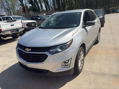 Used 2018 Chevrolet Equinox LS image 2