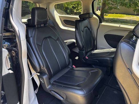Used 2023 Chrysler Pacifica Touring-L FWD image 18