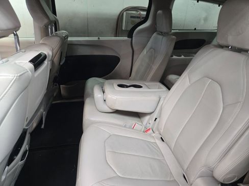 Used 2018 Chrysler Pacifica Touring-L Plus w/ Advanced Safetytec Group FWD image 9