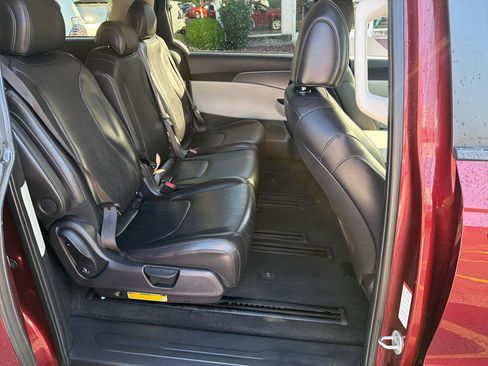 Used 2022 Kia Carnival LX FWD image 29
