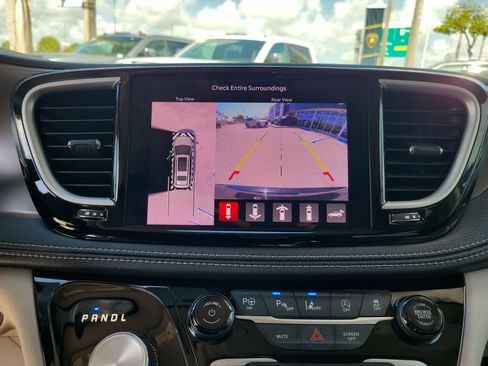 Used 2024 Chrysler Pacifica Touring-L FWD image 10
