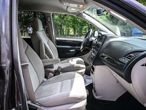 Used 2018 Dodge Grand Caravan SE w/ UConnect Hands-Free Group FWD image 21