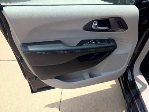 Used 2024 Chrysler Pacifica Touring-L image 19