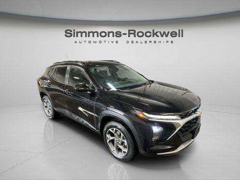 Used 2025 Chevrolet Trax LT w/ LT Convenience Package image 3