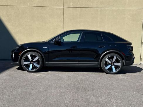 Used 2025 Porsche Macan Electric image 2