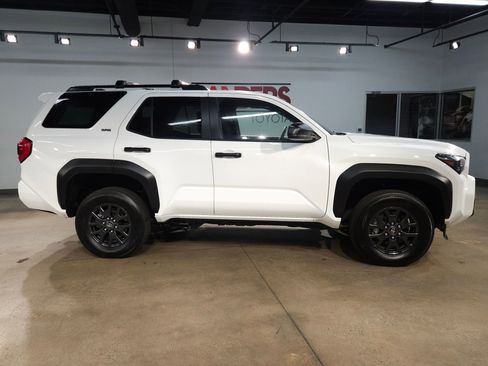 Certified 2025 Toyota 4Runner SR5 AWD/4WD image 8
