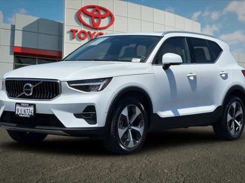 Used 2024 Volvo XC40 B5 Plus AWD/4WD image 7