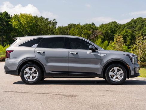 Used 2024 Kia Sorento LX FWD image 8