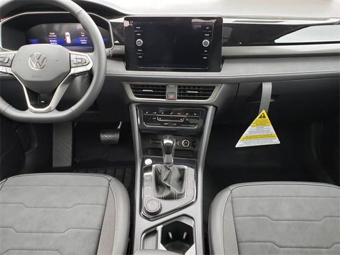New 2025 Volkswagen Taos SE image 9