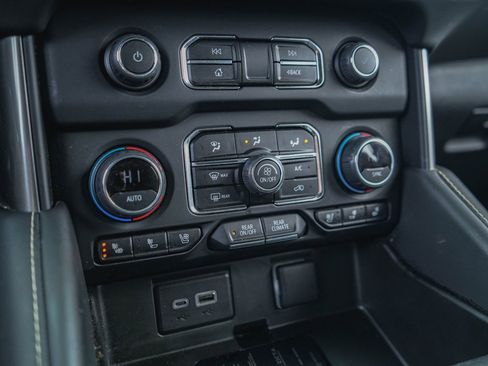 Used 2023 Chevrolet Suburban Premier image 15