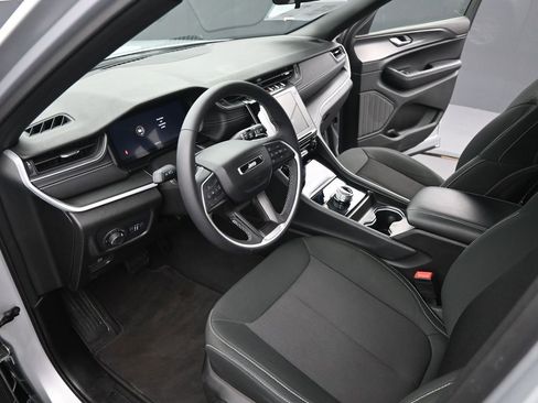 Used 2025 Jeep Grand Cherokee Laredo image 9