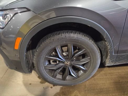 Used 2024 Volkswagen Tiguan SE FWD image 3