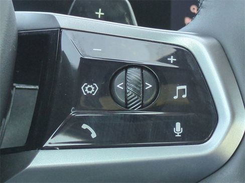 Used 2024 BMW 540i xDrive w/ M Sport Package image 25