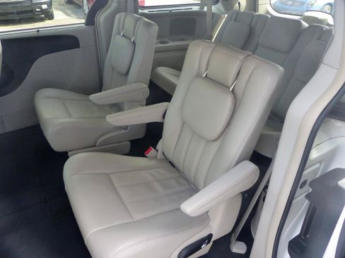 Used 2012 Chrysler Town & Country Touring-L w/ Driver Convenience Group FWD image 11