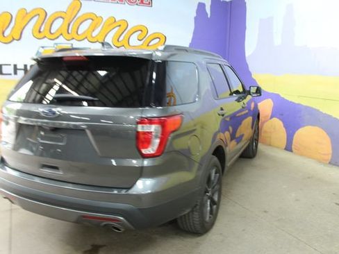 Used 2017 Ford Explorer XLT w/ XLT Technology Feature Bundle FWD image 8