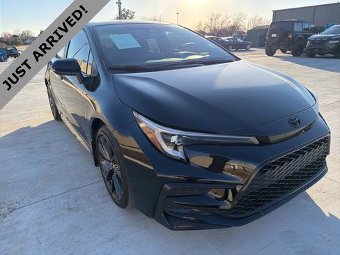 Used 2025 Toyota Corolla SE image 3