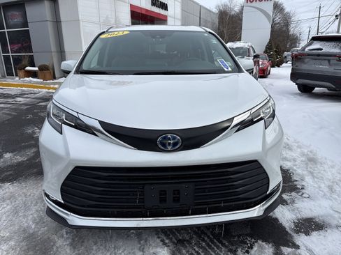 Used 2023 Toyota Sienna XLE image 2