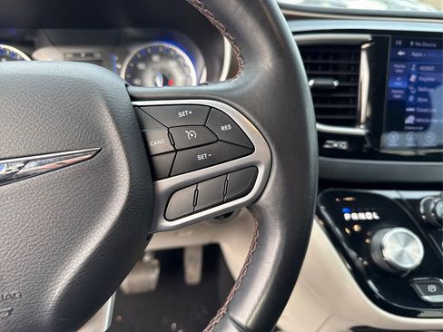 Used 2017 Chrysler Pacifica Touring-L image 26