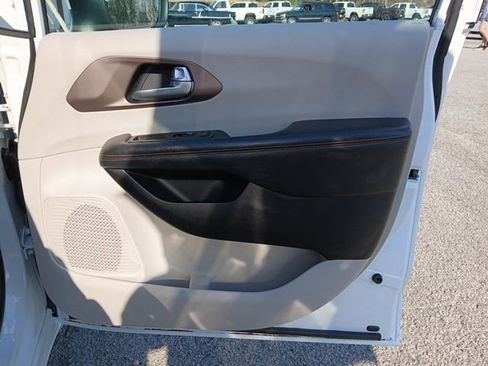 Used 2017 Chrysler Pacifica Touring w/ Tire & Wheel Group FWD image 29