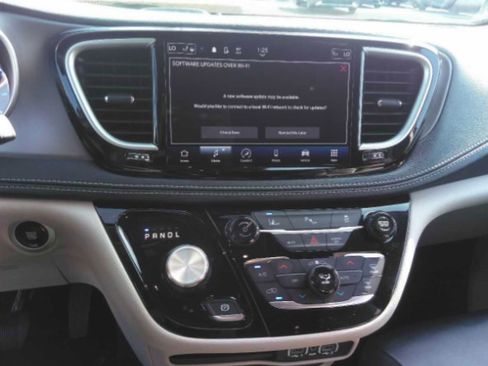 Used 2023 Chrysler Pacifica Touring-L FWD image 2