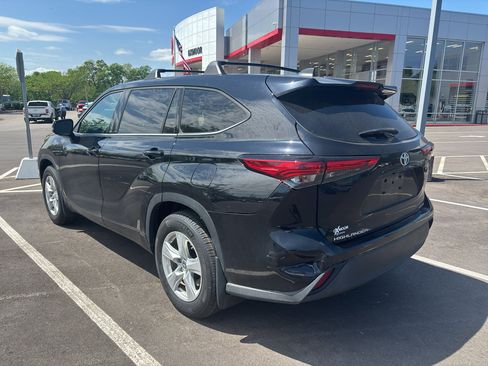 Used 2022 Toyota Highlander LE image 4
