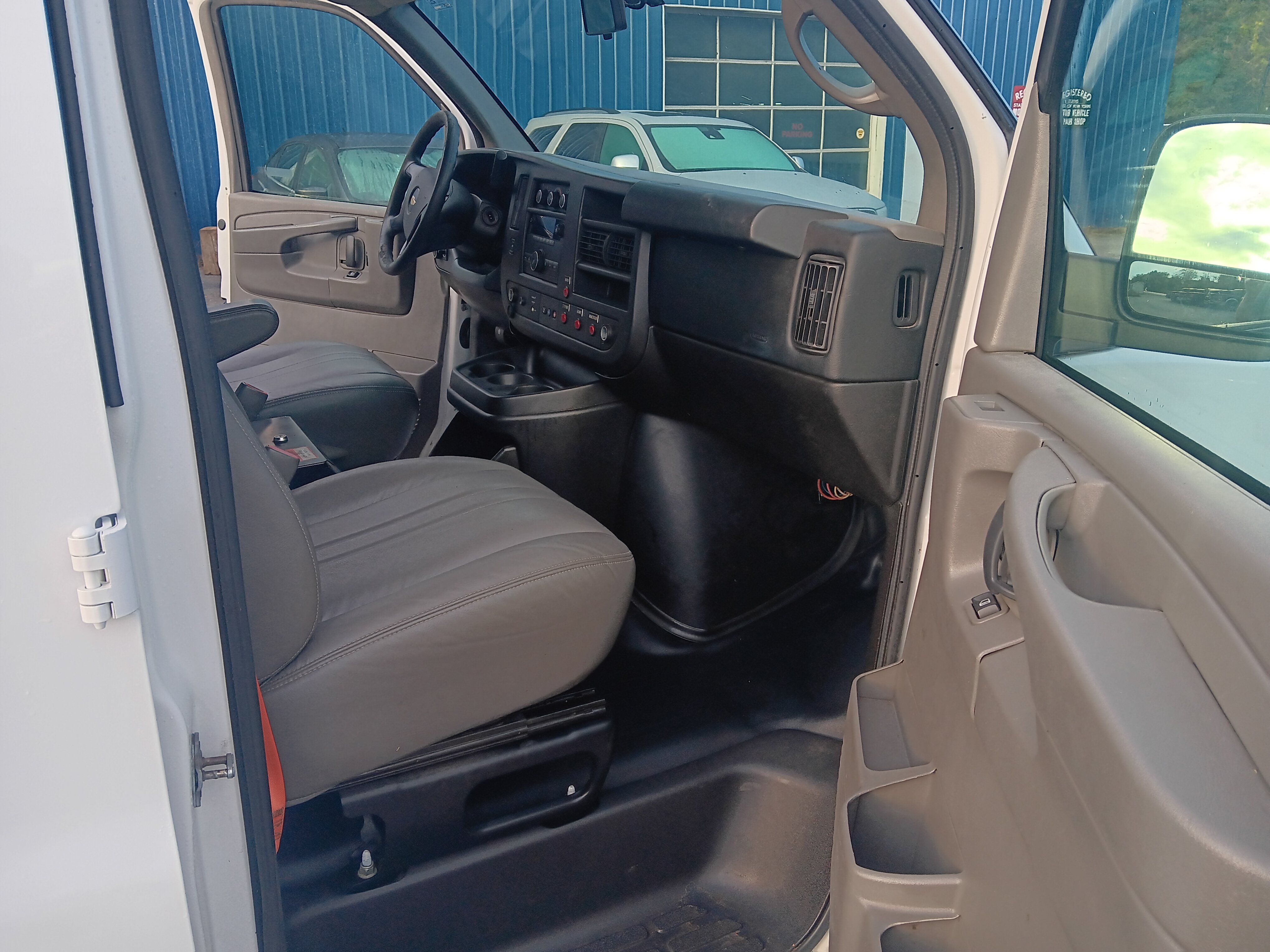 Used 2014 Chevrolet Express 2500 RWD image 10
