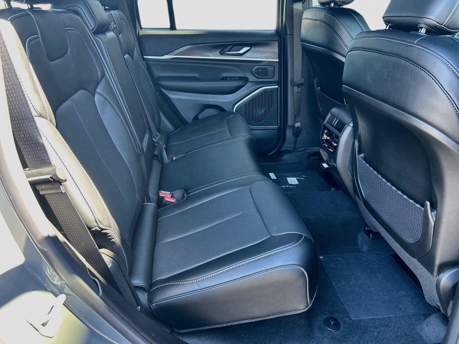 New 2027 Jeep Grand Cherokee Limited AWD/4WD image 24