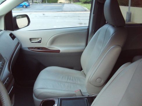 Used 2012 Toyota Sienna XLE image 22