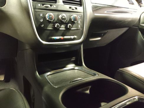 Used 2019 Dodge Grand Caravan SXT w/ Blacktop Package FWD image 26