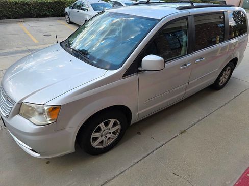 Used 2011 Chrysler Town & Country Touring image 19