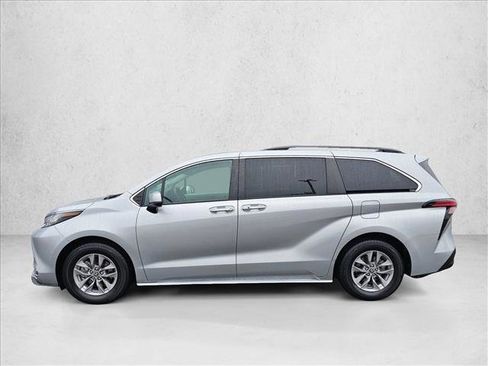 Used 2022 Toyota Sienna XLE w/ XLE Plus Package image 2