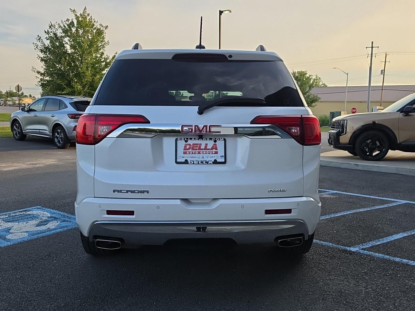 Used 2019 GMC Acadia Denali w/ Technology Package AWD/4WD image 4