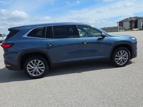 Used 2025 Buick Enclave Preferred FWD image 8