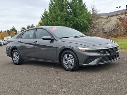 Used 2025 Hyundai Elantra SE